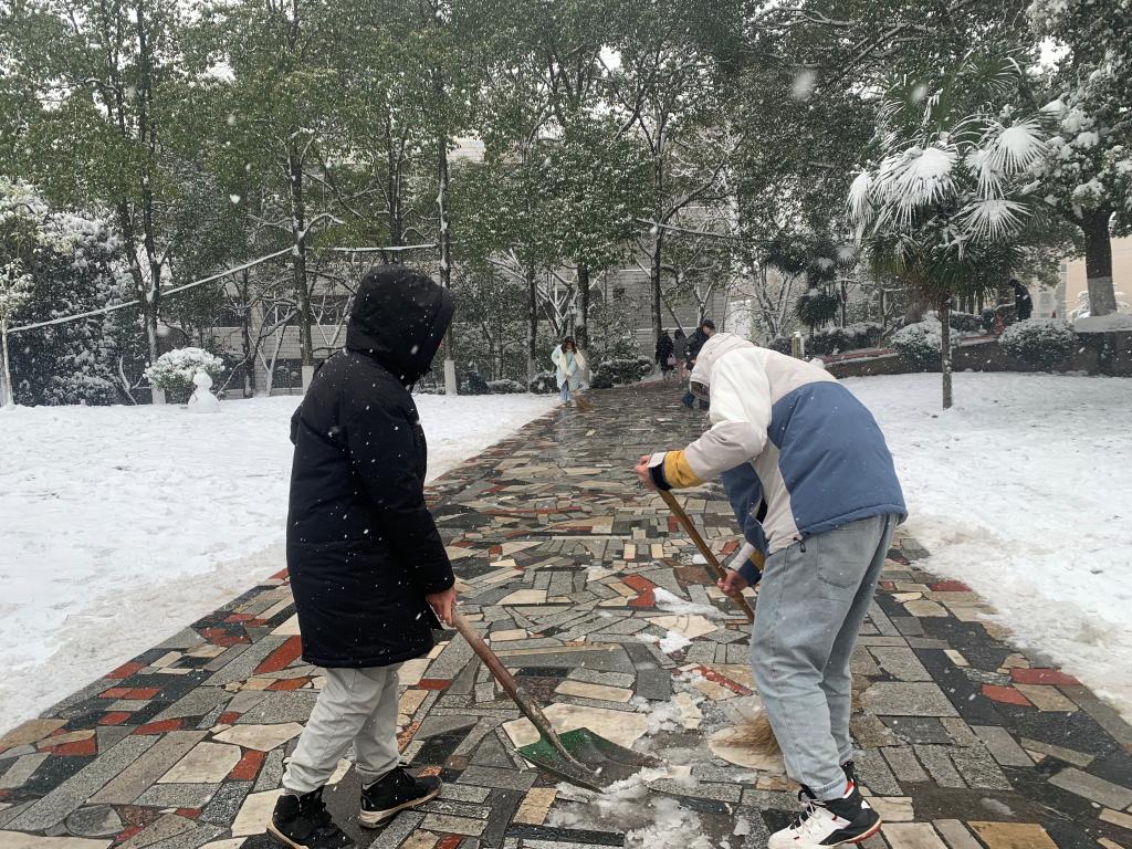高中学生扫雪图片图片